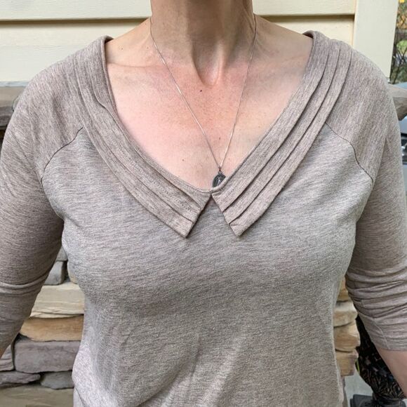 Mark Jacobs wide neck light beige blouse, deep neck, collar front/back, Small - Picture 3 of 9